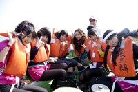 「AKB48 ネ申テレビ シーズン5」Vol.5より、漁船に乗り込み気合い十分なメンバー。