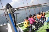 「AKB48 ネ申テレビ シーズン5」Vol.5より、漁場に向かうメンバー。