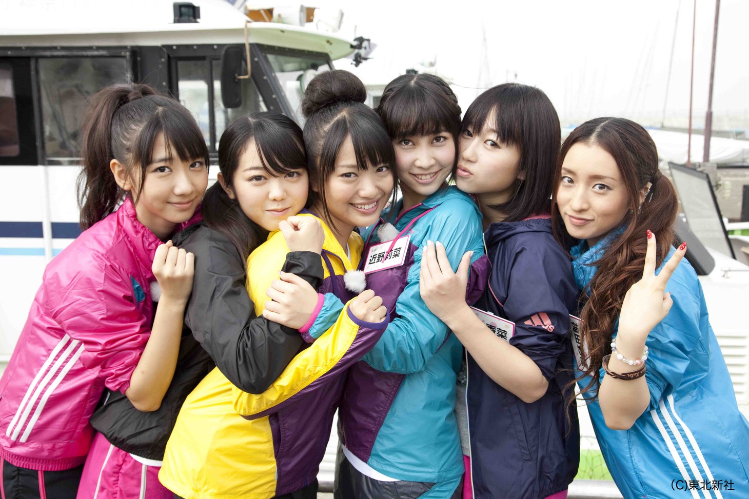 「AKB48 ネ申テレビ シーズン5」Vol.5に出演するメンバー。写真左から柏木由紀、峯岸みなみ、北原里英、近野莉菜、小林香菜、梅田彩佳。