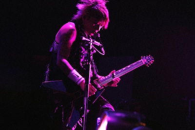 VAMPSの最新アルバム「BEAST」はチリでも発売され、音楽チャートで4位を記録する快挙を達成している（写真はK.A.Z）。