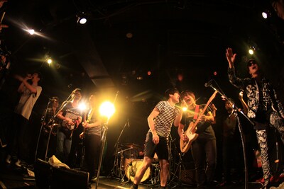 昨日の横浜CLUB LIZARD YOKOHAMA公演ではRiddim Saunterと対バンしたSISTER JET。ゲストにはカジヒデキも登場し、大きな盛り上がりをみせた。