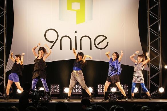 新編成となってから初のステージで「Cross Over」を披露する9nine。
