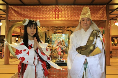 とろ美（写真左）と中里勝孝住職（右）のツーショット。