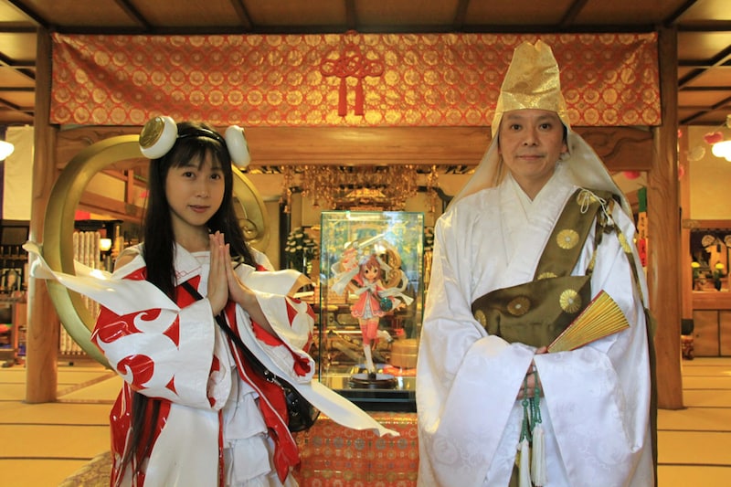 とろ美（写真左）と中里勝孝住職（右）のツーショット。