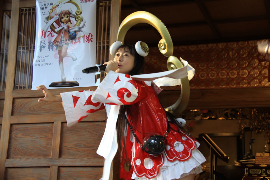 とろ弁天像のコスプレで熱唱するとろ美。