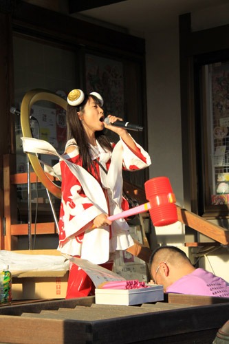 ピコピコハンマーの小槌で「にゃむにゃむ」するとろ美。