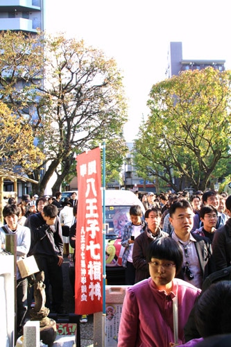にぎわう境内の様子。