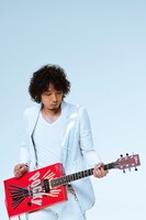 ポッキーギターを構える斉藤和義。