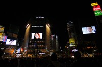 渋谷駅前では現在、3面ビジョンをジャックし、人が声をチューニングする様子をシンクロ放映。それぞれの美しい歌声が渋谷スクランブル交差点で重なり合い、1つの美しいハーモニーを奏でている。