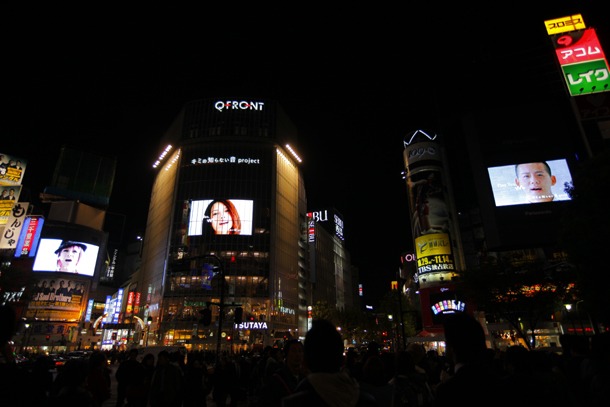 渋谷駅前では現在、3面ビジョンをジャックし、人が声をチューニングする様子をシンクロ放映。それぞれの美しい歌声が渋谷スクランブル交差点で重なり合い、1つの美しいハーモニーを奏でている。