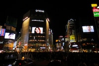 渋谷駅前では現在、3面ビジョンをジャックし、人が声をチューニングする様子をシンクロ放映。それぞれの美しい歌声が渋谷スクランブル交差点で重なり合い、1つの美しいハーモニーを奏でている。