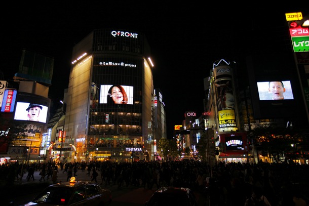 渋谷駅前では現在、3面ビジョンをジャックし、人が声をチューニングする様子をシンクロ放映。それぞれの美しい歌声が渋谷スクランブル交差点で重なり合い、1つの美しいハーモニーを奏でている。
