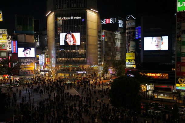 渋谷駅前では現在、3面ビジョンをジャックし、人が声をチューニングする様子をシンクロ放映。それぞれの美しい歌声が渋谷スクランブル交差点で重なり合い、1つの美しいハーモニーを奏でている。