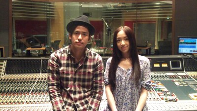 K（写真左）は新曲の制作段階でバイオリンアレンジを希望し、イベントで共演した経験のある宮本（写真右）にオファーしたことから、今回のコラボが実現した。