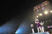 「この休日を私たちのために1日使ってくれる人が5万人もいるなんてうれしいです」と、来場者に感謝の言葉を伝えるPerfume。