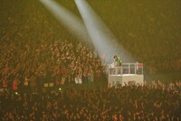 カートに乗ったまま会場内を周回するのっち。彼女は休憩中に給水した際、思わず「ドームの真ん中で飲む水は格別ですわ～」と感想を漏らした。