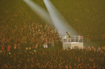 カートに乗ったまま会場内を周回するのっち。彼女は休憩中に給水した際、思わず「ドームの真ん中で飲む水は格別ですわ～」と感想を漏らした。