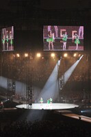 5万人を収容する会場は、追加された見切れ席も含めてほとんど欠けることなく観客で埋め尽くされた。