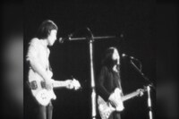 写真は「ロック誕生 The Movement 70's」より、はっぴいえんどのライブシーン。大瀧詠一（写真左）と鈴木茂（右）。/ (C) 2010「ロック誕生」Partners