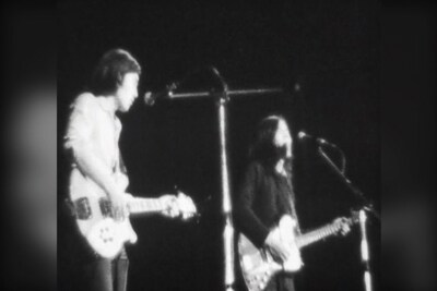 写真は「ロック誕生 The Movement 70's」より、はっぴいえんどのライブシーン。大瀧詠一（写真左）と鈴木茂（右）。/ (C) 2010「ロック誕生」Partners