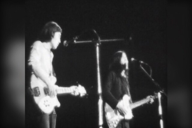 写真は「ロック誕生 The Movement 70's」より、はっぴいえんどのライブシーン。大瀧詠一（写真左）と鈴木茂（右）。/ (C) 2010「ロック誕生」Partners