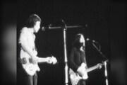 写真は「ロック誕生 The Movement 70's」より、はっぴいえんどのライブシーン。大瀧詠一(写真左)と鈴木茂(右)。/ (C) 2010「ロック誕生」Partners