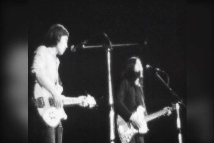 写真は「ロック誕生 The Movement 70's」より、はっぴいえんどのライブシーン。大瀧詠一(写真左)と鈴木茂(右)。/ (C) 2010「ロック誕生」Partners