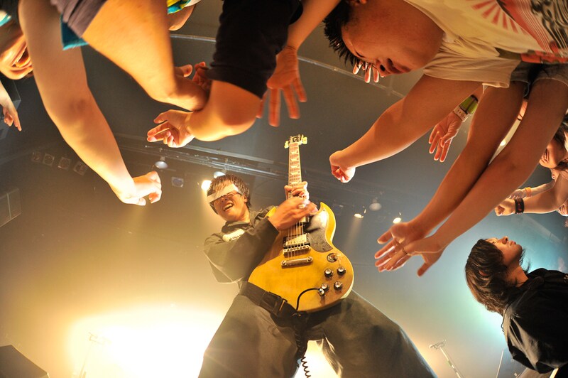 「ツアーファイナルだから思う存分ハミ出していこうぜ！」とオーディエンスを盛り上げたハヤシ（G, Vo, Programming）。