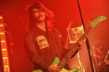 強力なプレイでステージとオーディエンスをひとつに結びつけたフミ（B, Vo, Syn）。