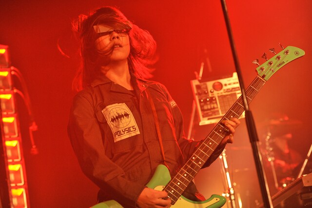 強力なプレイでステージとオーディエンスをひとつに結びつけたフミ（B, Vo, Syn）。