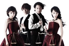 Wキャストを演じる安倍なつみ（写真左端）と平野綾（右端）の出演スケジュールは、各会場のオフィシャルサイトにて確認を。