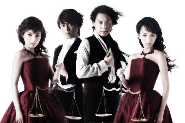 Wキャストを演じる安倍なつみ（写真左端）と平野綾（右端）の出演スケジュールは、各会場のオフィシャルサイトにて確認を。