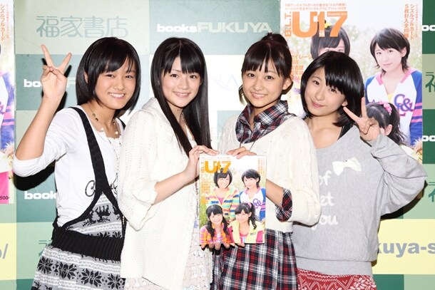 和田彩花（写真右から2番目）は発売の感想を「私たちの表紙を見て買ってくれるお客さんが少しでも増えたらうれしいな」と笑顔で語った。