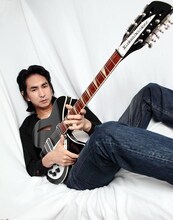 ORIGINAL LOVEはアコースティックセットで登場する。