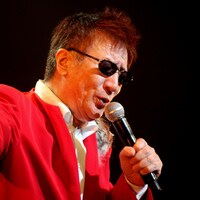 やしきたかじんは1976年にシングル「ゆめいらんかね」でシンガーソングライターとしてデビュー。現在は関西のテレビ番組に欠かせない人気タレントとしても活躍中だ。