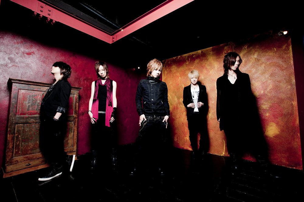12012（写真）はGLAY最大のヒット曲「Winter, again」をカバー。