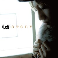 写真はシングル「STORY」通常盤ジャケット。