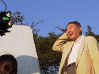 おなじみのファッションで、父親役を熱演する蛭子能収。