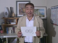 蛭子が手にしているのは、撮影中に描いた父親と息子のイラスト。