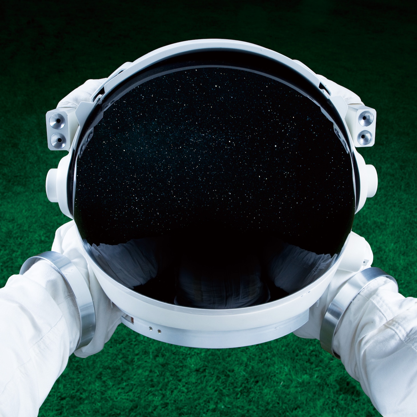 こちらはニューアルバム「COSMONAUT」ジャケット。