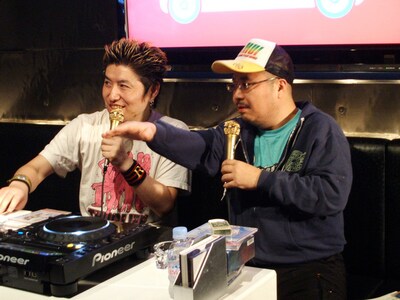 バニラビーンズのよき理解者として知られる吉田豪（写真左）＆杉作J太郎（右）。「DOMMUNE」の現場でリサ＆レナとどのようなトークを繰り広げるのか楽しみなところだ。