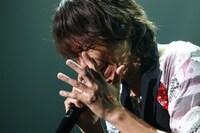 中盤のMCは下ネタ全開のトークでファンを沸かせたKen（撮影：三吉ツカサ）。