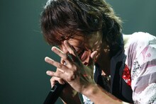 中盤のMCは下ネタ全開のトークでファンを沸かせたKen（撮影：三吉ツカサ）。