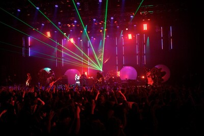 ライブ中は色とりどりのレーザー光線を駆使した演出が目を引いた（撮影：三吉ツカサ）。