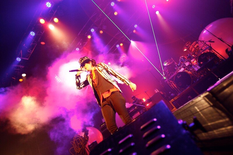 「Ken TOUR 2010 "Hey! Join The Party!"」最終公演の模様（撮影：三吉ツカサ）。