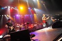 会場に集まったファン、中継で楽しんだファン、それぞれがアジカンのライブの魅力を存分に味わった。（Photo by TEPPEI）