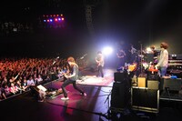 金澤ダイスケ（Key）のサポートにより、過去の楽曲にも新たな味わいを生み出すことに成功。（Photo by TEPPEI）