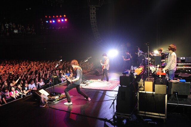 金澤ダイスケ（Key）のサポートにより、過去の楽曲にも新たな味わいを生み出すことに成功。（Photo by TEPPEI）