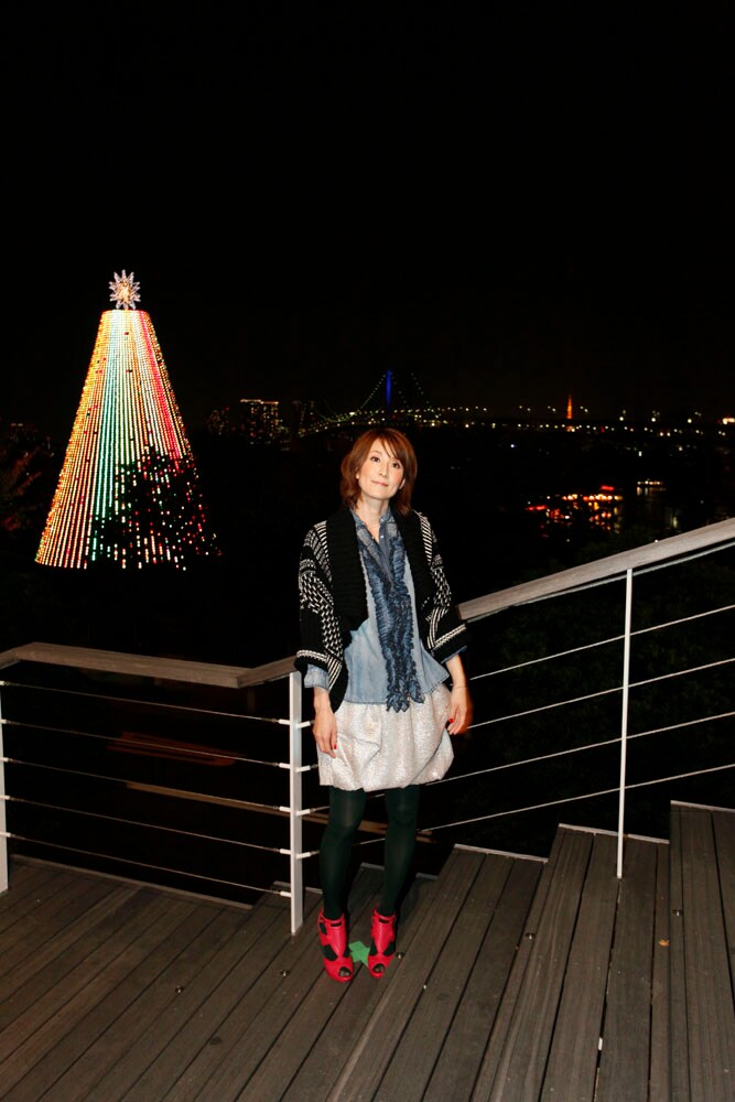 台場メモリアルツリーと記念撮影するakko。