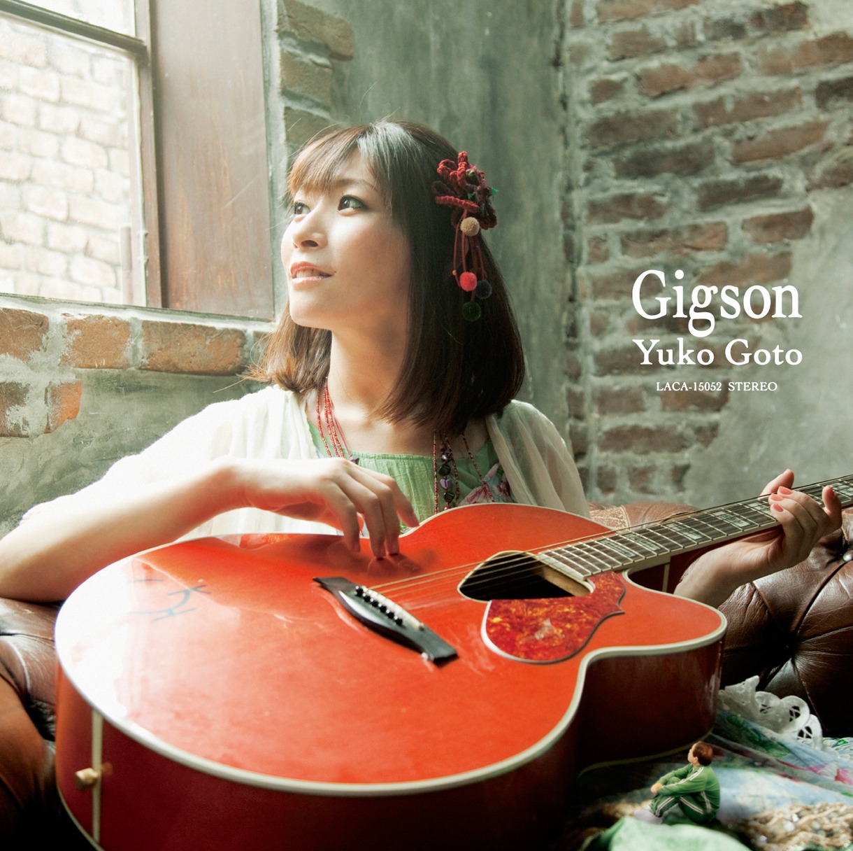 写真は後藤邑子の最新アルバム「Gigson（ぎぐそん）」ジャケット。